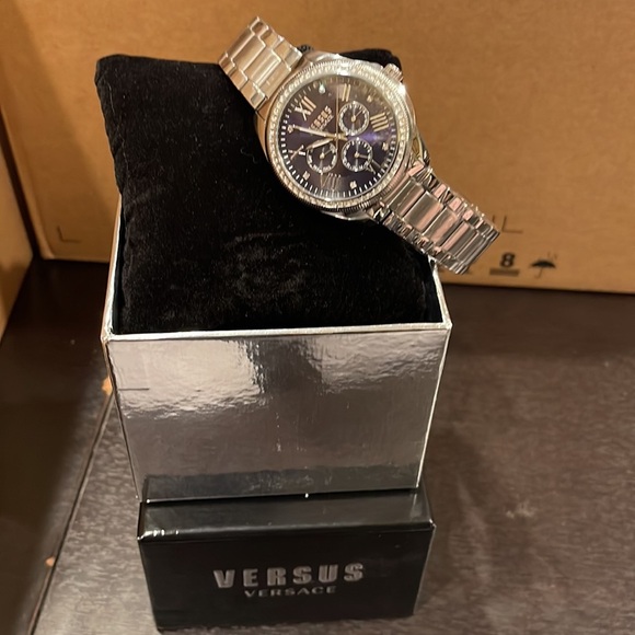 Brand new Versus Versace Elmont Swarovski Stainless Steel Watch Unisex - Picture 5 of 5